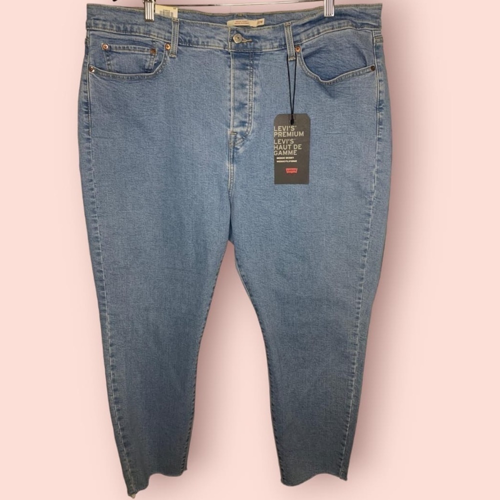 NWT Women’s Plus Size Levi’s Wedgie Skinny  Jean Light Wash Raw Hem, Size 22W